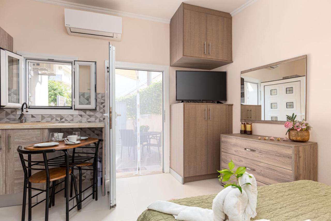 Fouki Apartments Ipsos Beach エクステリア 写真